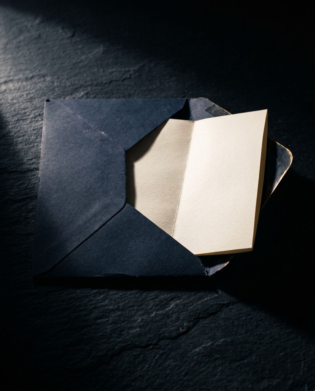 A ordem chega no meio de uma mensagem comum, e ninguém abre o envelope pra conferir.